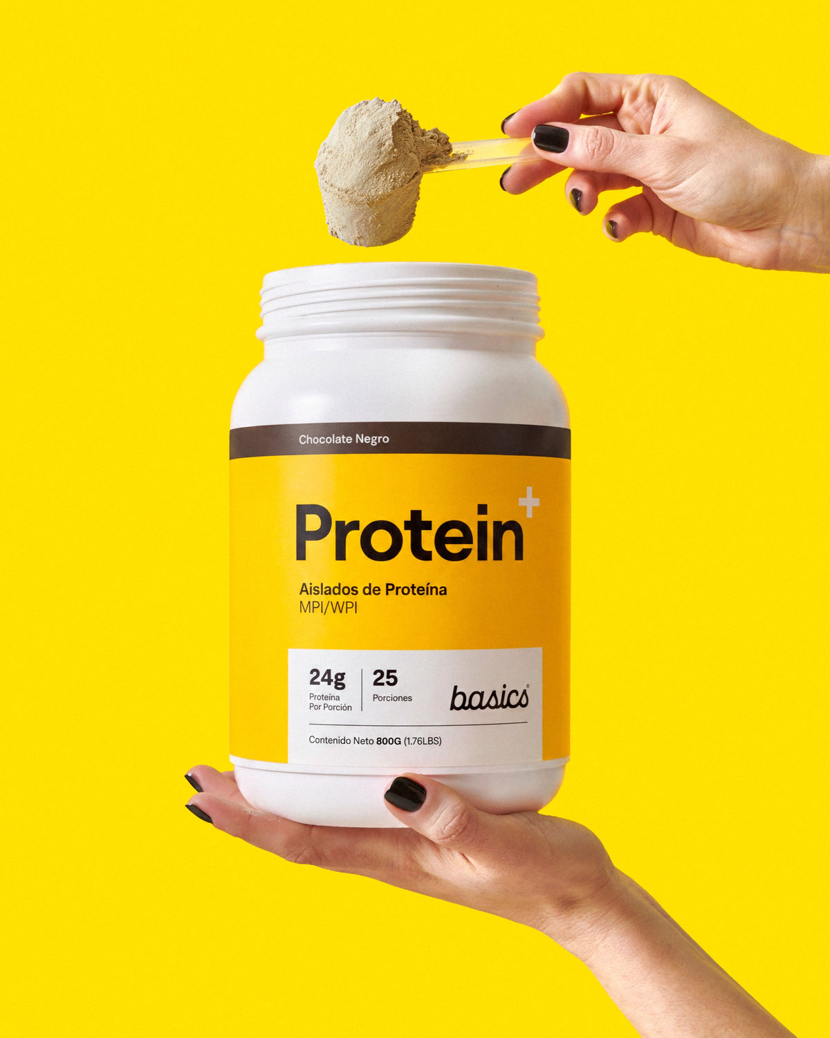 Mano sosteniendo un tarro de Protein+ con un scoop de polvo, sobre fondo amarillo